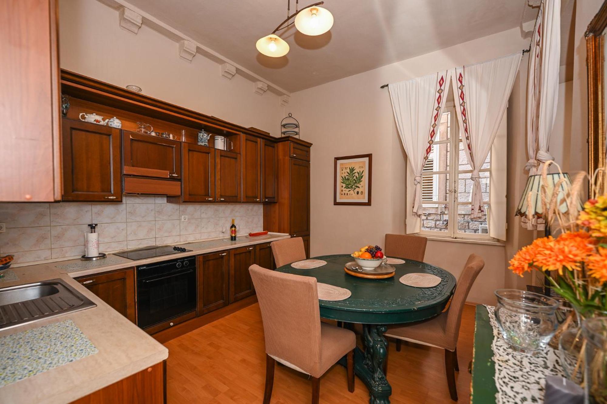 Large Three Bedroom, Center Of Old Town *